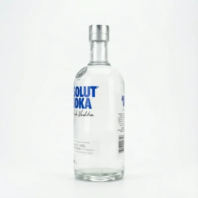 Vue de latérale de la bouteille en verre ABSOLUT VODKA NR 75 cl avec son bouchon argenté et ses inscriptions bleues.