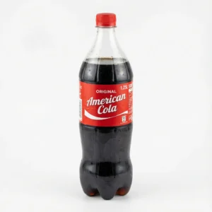 AMERICAN COLA 125CL en bouteille plastique, vue de face, avec son étiquette et son bouchon rouges sur fond blanc.