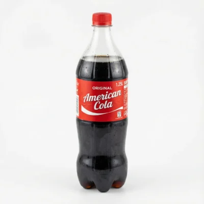 AMERICAN COLA 125CL en bouteille plastique, vue de face, avec son étiquette et son bouchon rouges sur fond blanc.