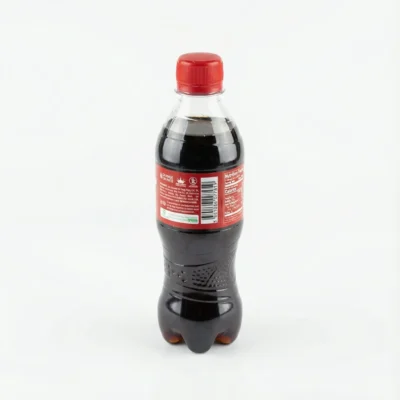 Bouteille en plastique d'AMERICAN COLA 35 cl, vue de arrière, montrant son liquide noir et son bouchon rouge vif sur fond blanc.
