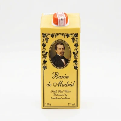 Bouteille Baron de Madrid rouge sur table de fête camerounaise