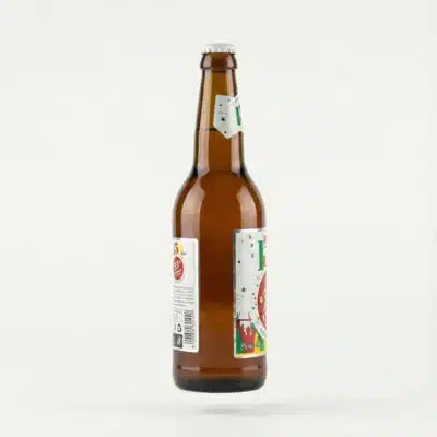 Vue latérale de la BIERE EN BOUTEILLE 33 EXPORT 65CL, bouteille en verre brun avec une capsule argentée et étiquette festive.