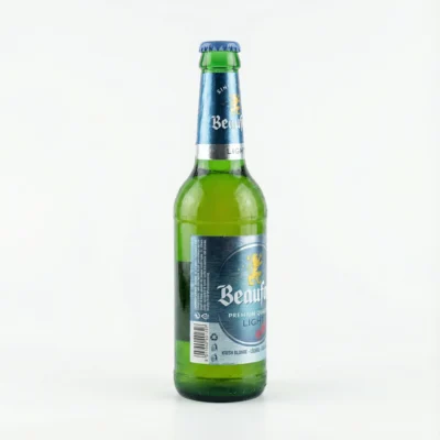 BIERE EN BOUTEILLE BEAUFORT LIGHT 65CL présentée de latérale dans sa bouteille en verre vert à étiquette bleue et argentée.