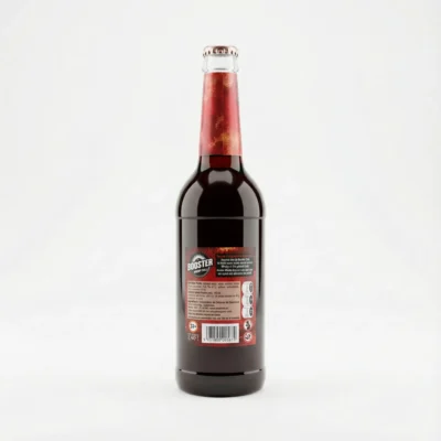 Vue de arrière de la bière en bouteille Booster Cola 65cl en verre brun, avec son étiquette d'informations et son col rouge.