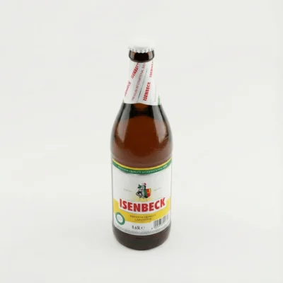 Vue de dessus de la BIERE EN BOUTEILLE ISENBECK 65CL en verre brun, avec son étiquette blanche, jaune et verte sur fond blanc.