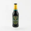 Vue de face de la BIERE EN BOUTEILLE PETITE GUINNESS 33CL, une bouteille en verre noir avec étiquette verte et coiffe jaune.