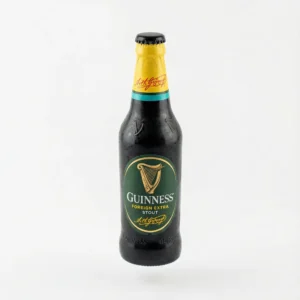 Vue de face de la BIERE EN BOUTEILLE PETITE GUINNESS 33CL, une bouteille en verre noir avec étiquette verte et coiffe jaune.