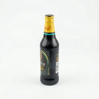 BIERE EN BOUTEILLE PETITE GUINNESS 33CL, vue latérale de la bouteille en verre noir avec son étiquette et sa capsule dorée.