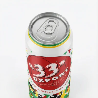 Vue de dessus de la bière en canette 33 Export 50 cl en aluminium, avec son étiquette rouge et ses bandes vertes et jaunes.
