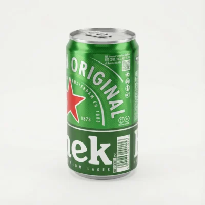 Vue de latérale d'une BIERE EN CANETTE HEINEKEN 33 cl en aluminium vert, avec son logo étoile rouge et ses inscriptions blanches.