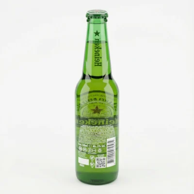 Vue arrière de la BIERRE EN BOUTEILLE HEINEKEN 33 CL dans sa bouteille en verre vert, montrant son étiquette informative.