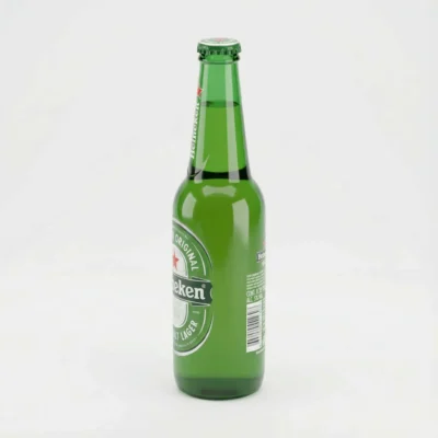 Bière en bouteille Heineken 33 cl vue de latérale, montrant la bouteille en verre vert, son étiquette et sa capsule verte.