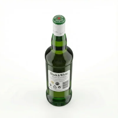 Vue de dessus de la bouteille de whisky BLACK AND WHITE 75CL, montrant le contenant en verre vert et son étiquette blanche.