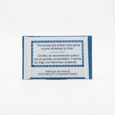 Vue de arrière du sachet papier rectangulaire bleu et blanc du BLEU A LINGE 14 g, avec son étiquette descriptive.