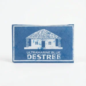 Vue de face du sachet en papier bleu du BLEU A LINGE 14 g, emballage rectangulaire avec une illustration de maison.