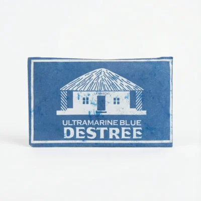 Vue de face du sachet en papier bleu du BLEU A LINGE 14 g, emballage rectangulaire avec une illustration de maison.