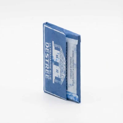 Vue de latérale du BLEU A LINGE 14 g Destrée dans son emballage rectangulaire en carton bleu, montrant le bloc de produit.