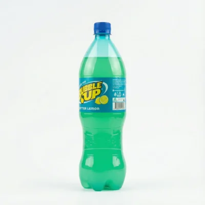 Vue latérale de la bouteille en plastique BUBBLE UP BITTER LEMON 1.25ML, remplie d'une boisson verte et coiffée d'un bouchon bleu.