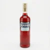 Vue de face de la bouteille en verre cannelée de CAMPARI 1 l, avec sa liqueur rouge, son étiquette bleue et son bouchon doré.