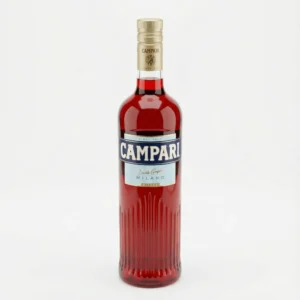 Vue de face de la bouteille en verre cannelée de CAMPARI 1 l, avec sa liqueur rouge, son étiquette bleue et son bouchon doré.
