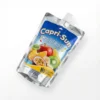 Vue de dessus de la gourde souple CAPRI SUN MULTI FRUIT 200 ML, argentée et bleue, avec son bouchon et ses fruits colorés.