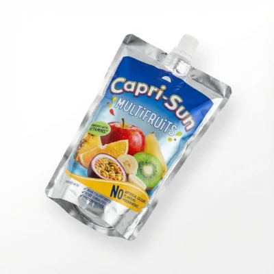 Vue de dessus de la gourde souple CAPRI SUN MULTI FRUIT 200 ML, argentée et bleue, avec son bouchon et ses fruits colorés.
