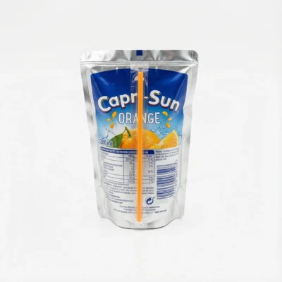 Vue de dessus du CAPRI SUN ORANGE 200 ML en sachet souple métallisé, avec sa paille orange et son visuel d'oranges.