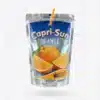 Vue de face de la poche souple métallisée CAPRI SUN ORANGE 200 ML, sur fond bleu avec une illustration d'oranges.