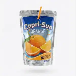 Vue de face de la poche souple métallisée CAPRI SUN ORANGE 200 ML, sur fond bleu avec une illustration d'oranges.