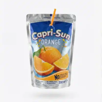 Vue de face de la poche souple métallisée CAPRI SUN ORANGE 200 ML, sur fond bleu avec une illustration d'oranges.