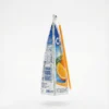 Vue de latérale du CAPRI SUN ORANGE 200 ML dans sa poche souple argentée et bleue, avec sa paille orange sur le côté.