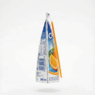 Vue de latérale du CAPRI SUN ORANGE 200 ML dans sa poche souple argentée et bleue, avec sa paille orange sur le côté.