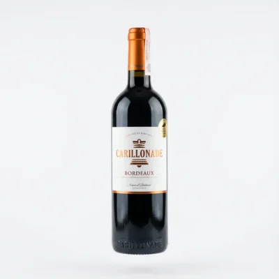 Vue de face de la bouteille de vin CARILLONADE BDX ROUGE 75 CL, en verre sombre avec une étiquette blanche et une capsule cuivrée.
