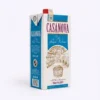 Vue de latérale du vin rouge CASANOVA 1L dans son carton rectangulaire bleu et blanc, surmonté d'un bouchon à vis rouge.