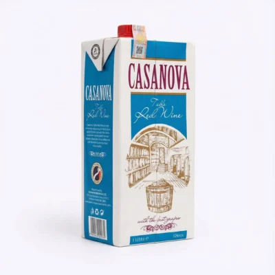 Vue de latérale du vin rouge CASANOVA 1L dans son carton rectangulaire bleu et blanc, surmonté d'un bouchon à vis rouge.
