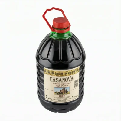 Grand cubitainer en plastique noir strié CASANOVA 5 l, vu de dessus, avec sa poignée et son bouchon à vis rouges.