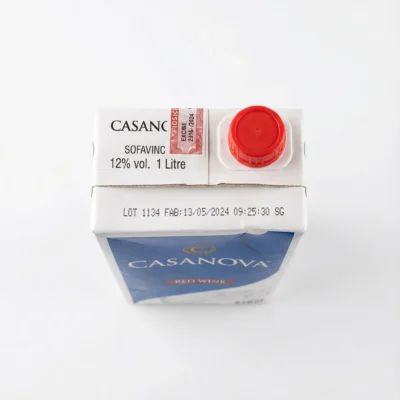 Carton de vin rouge CASANOVA 1L en vue de dessus, emballage blanc et bleu avec un bouchon à vis rouge sur fond uni.