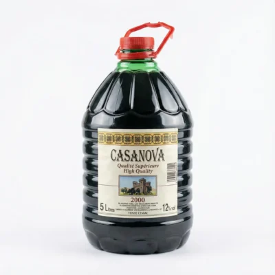 Vue de latérale de la grande bouteille en plastique CASANOVA 5 l, avec son bouchon et sa poignée rouges sur fond blanc.