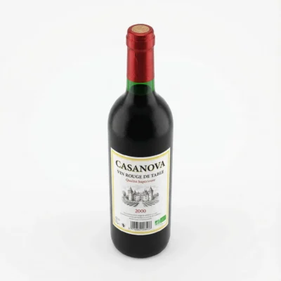 Vue de dessus d'une bouteille de vin rouge CASANOVA 75 cl en verre foncé avec sa capsule rouge et son étiquette blanche.