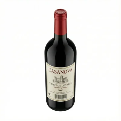 Vue de latérale du vin rouge CASANOVA 75 cl dans sa bouteille en verre foncé, avec capsule rouge et étiquette couleur crème.