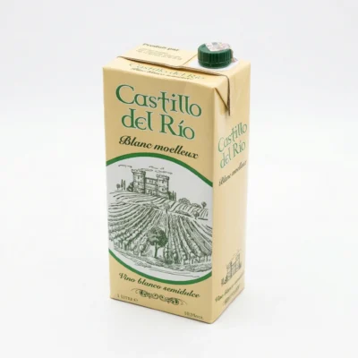 Bouteille Castillo del Rio rouge à table familiale au Cameroun