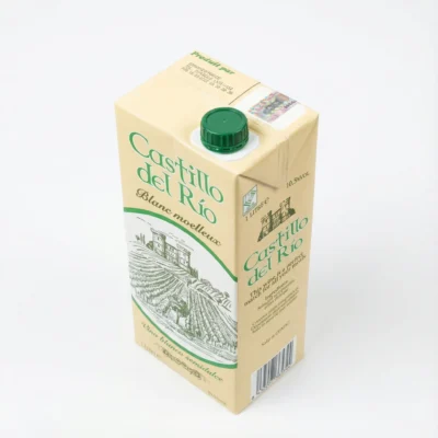 Vue de dessus de la brique de vin blanc CASTILLO DEL RIO 1 l, emballage crème et vert avec son bouchon à vis vert.