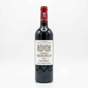 Vue de face de la bouteille de vin CHATEAU TROUPIAN HAUT MEDOC 75 cl, avec son étiquette blanche et sa capsule rouge.