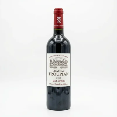 Vue de face de la bouteille de vin CHATEAU TROUPIAN HAUT MEDOC 75 cl, avec son étiquette blanche et sa capsule rouge.