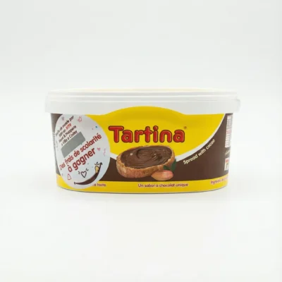 Vue latérale du CHOCOLAT TARTINA 1.2KG dans son pot en plastique blanc avec son étiquette distinctive jaune et marron.