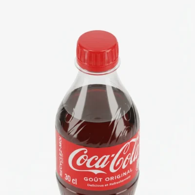 Bouteille COCA COLA 30CL en plastique, vue de dessus, avec son bouchon et son étiquette rouges sur un fond blanc uni.