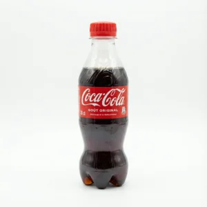 Bouteille en plastique COCA COLA 30CL vue de face, avec son étiquette et son bouchon rouges, sur un fond blanc uni.