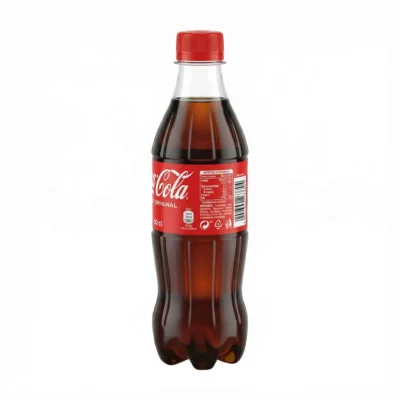 Vue latérale d'une bouteille en plastique de COCA COLA 30CL avec son bouchon rouge, montrant le liquide brun à l'intérieur.