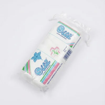 Vue de dessus du COTON HYDROPHILE SITA 50 g dans son sachet plastique transparent à rayures bleues, roses et vertes.