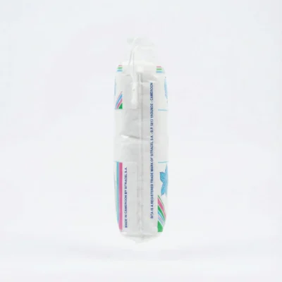 Vue latérale du COTON HYDROPHILE SITA 50 g dans son sachet plastique transparent aux motifs bleus, roses et verts.